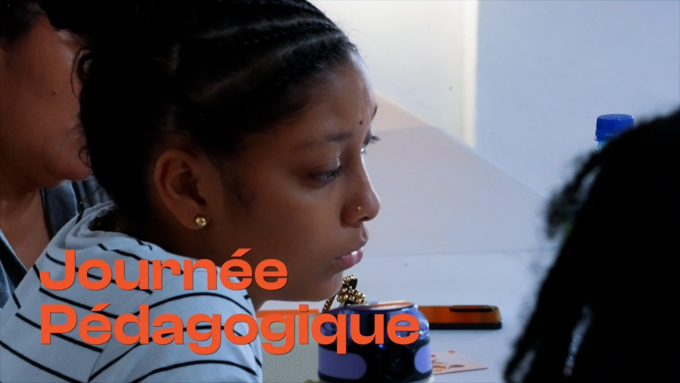 Journée pédagogique 2026 — trois collègues échangent autour d'une table en préparant l'organisation de l'équipe